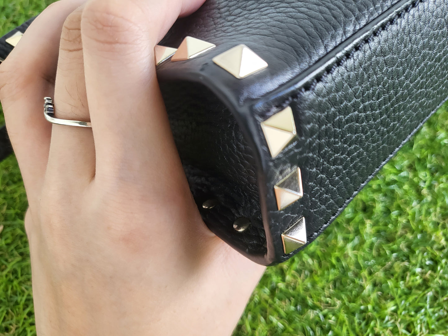 SMALL ROCKSTUD GRAINY CALFSKIN CROSSBODY BAG
