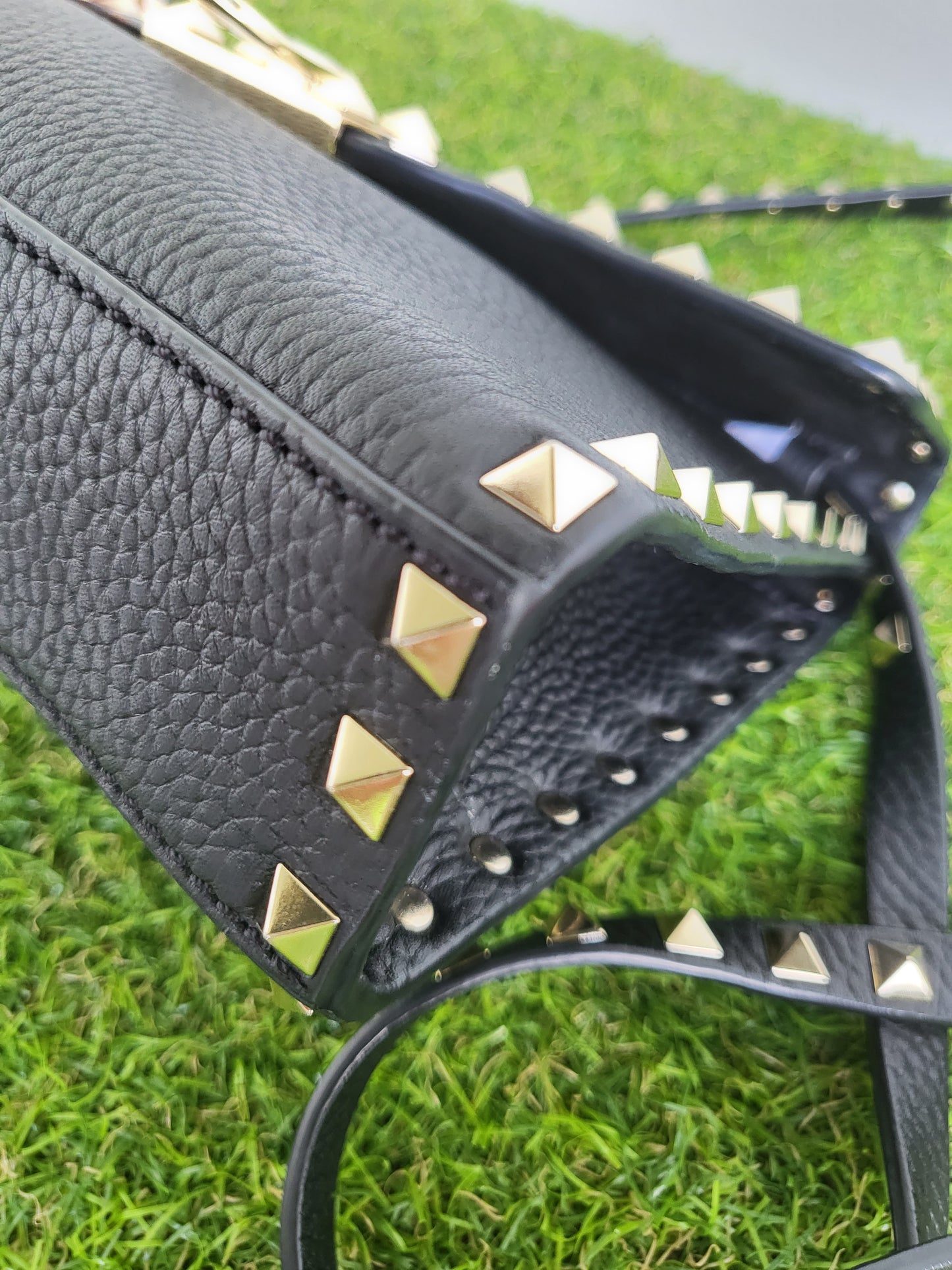 SMALL ROCKSTUD GRAINY CALFSKIN CROSSBODY BAG