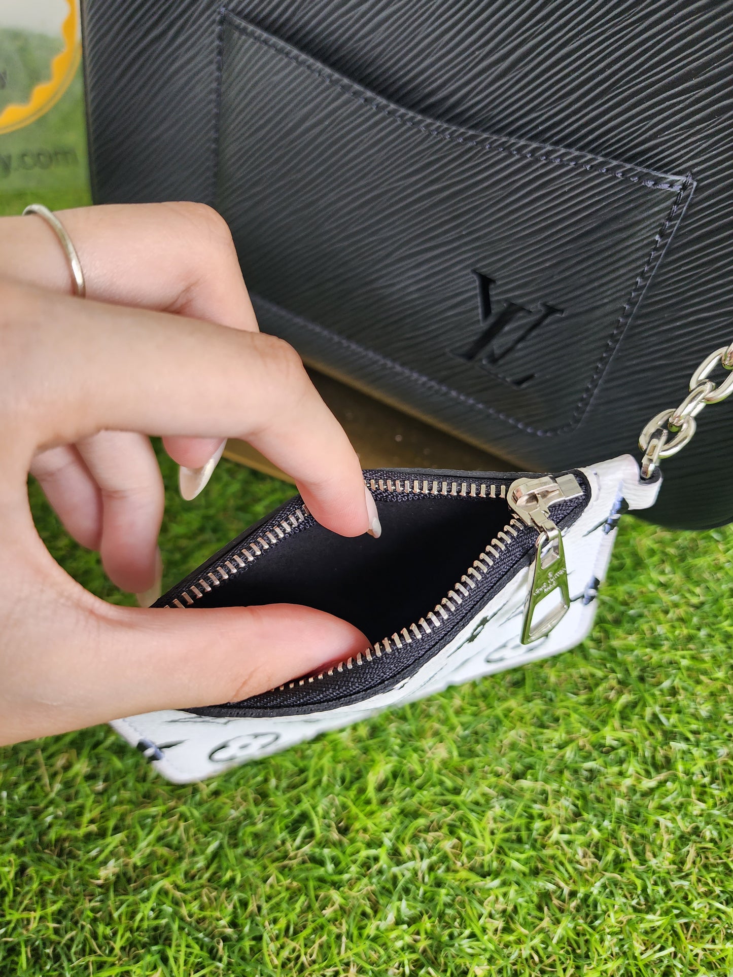 Louis Vuitton Marelle Black/White