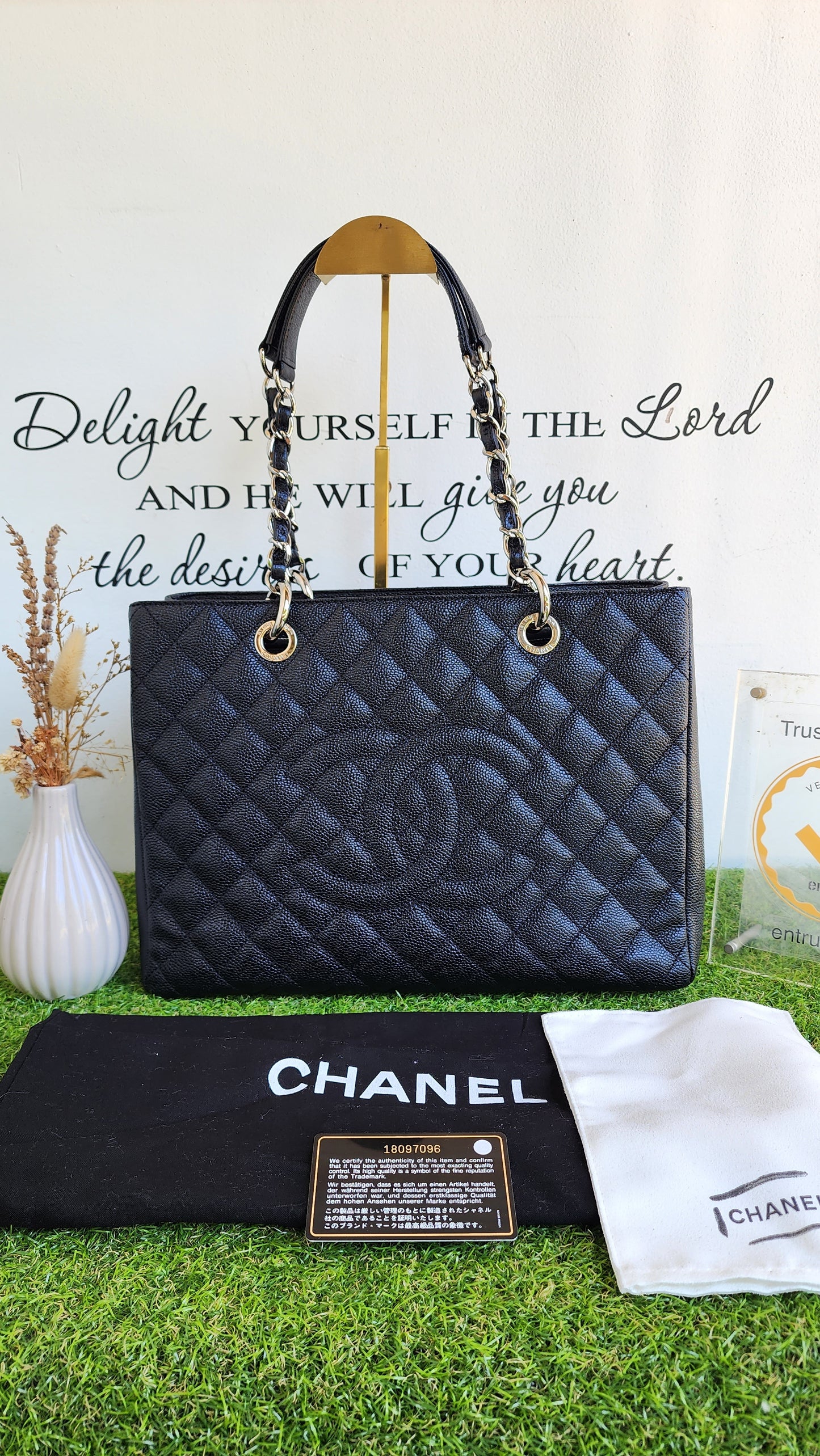 CHANEL GST BLACK SHW