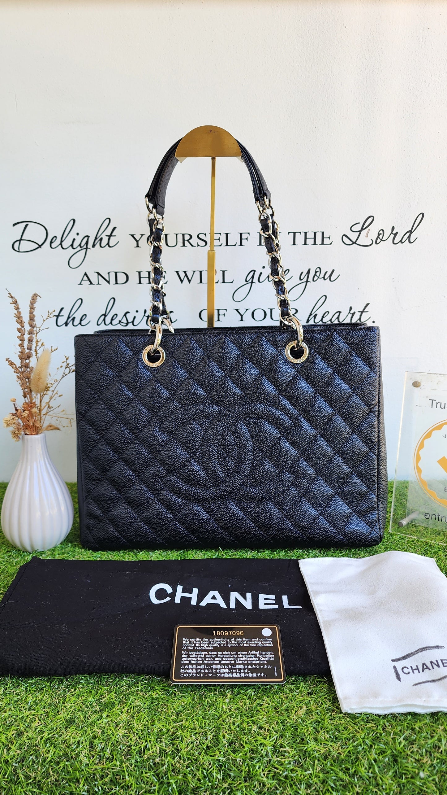 CHANEL GST BLACK SHW
