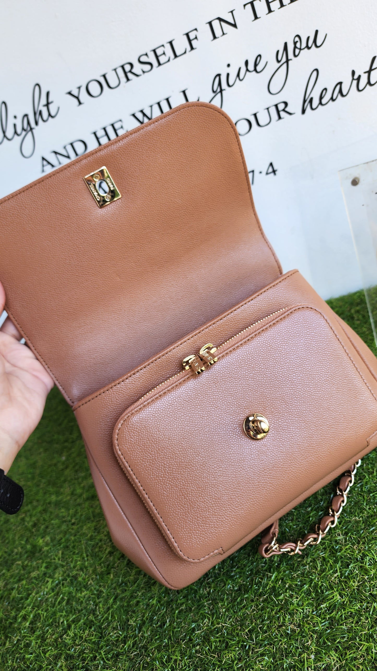 CHANEL MEDIUM BUSINESS AFFINITY CARAMEL BEIGE
