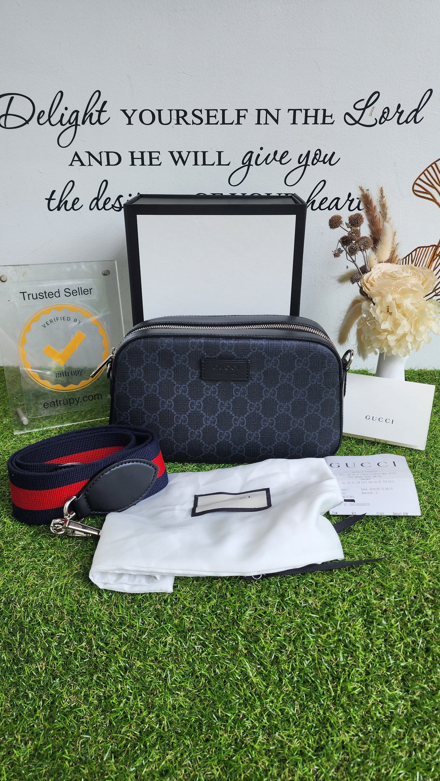 GUCCI SUPREME GG BLACK CAMERA BAG