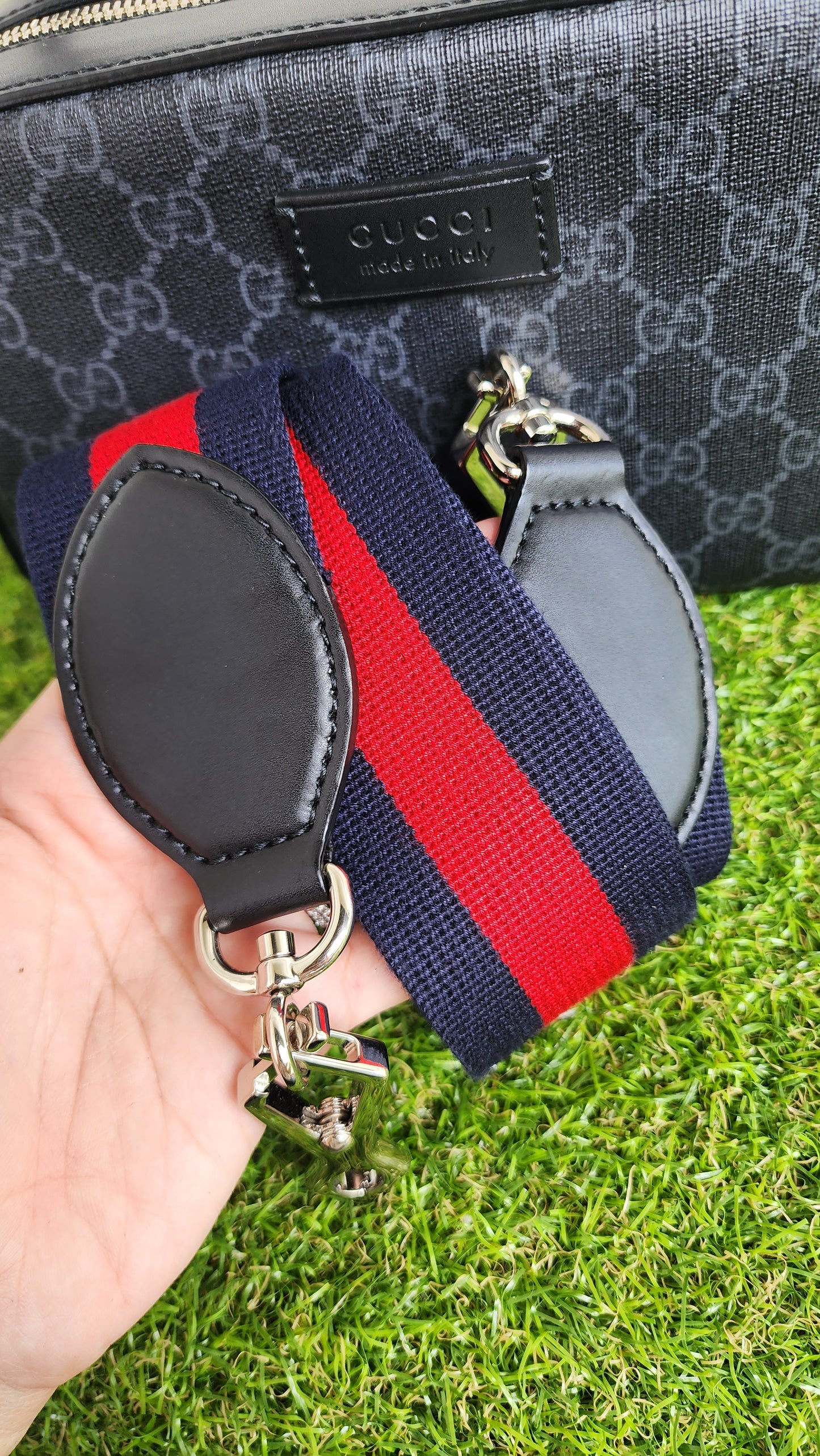 GUCCI SUPREME GG BLACK CAMERA BAG