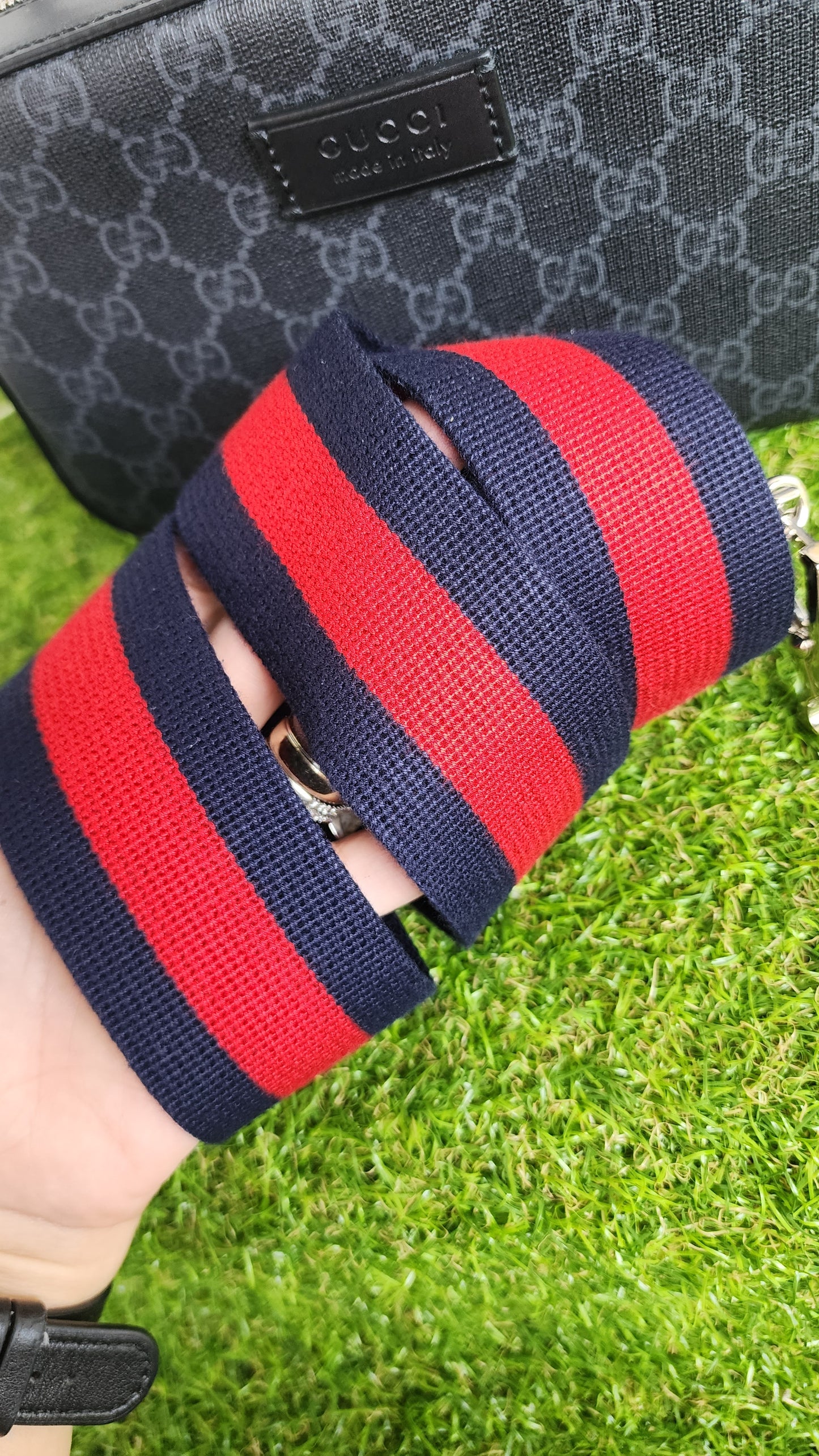GUCCI SUPREME GG BLACK CAMERA BAG