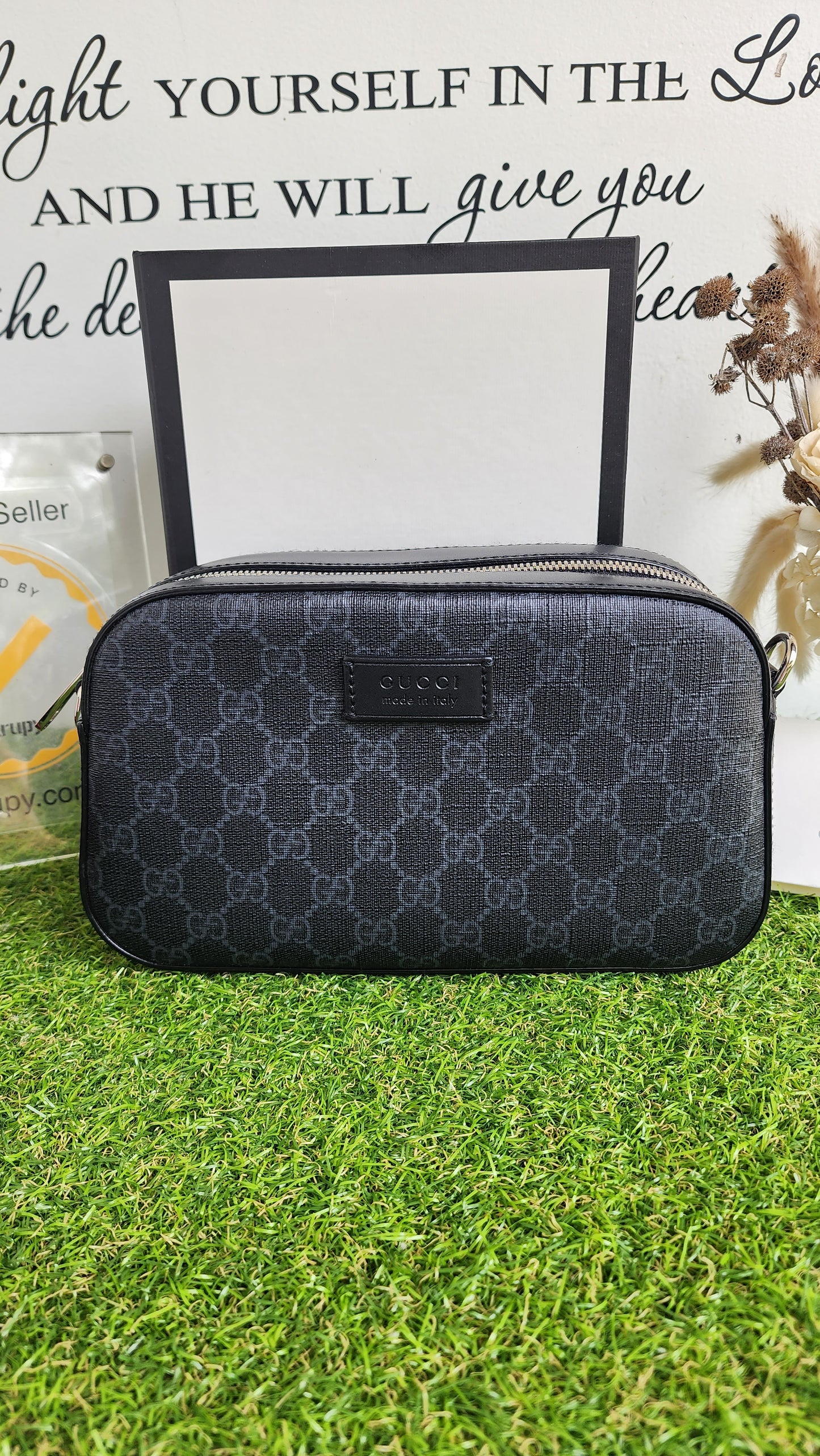 GUCCI SUPREME GG BLACK CAMERA BAG