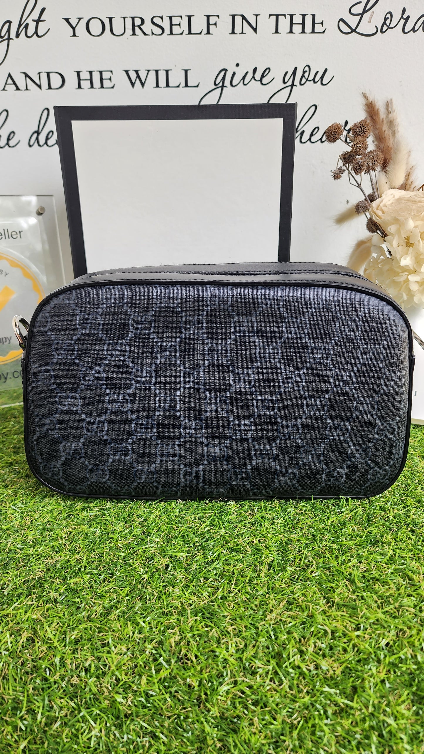 GUCCI SUPREME GG BLACK CAMERA BAG