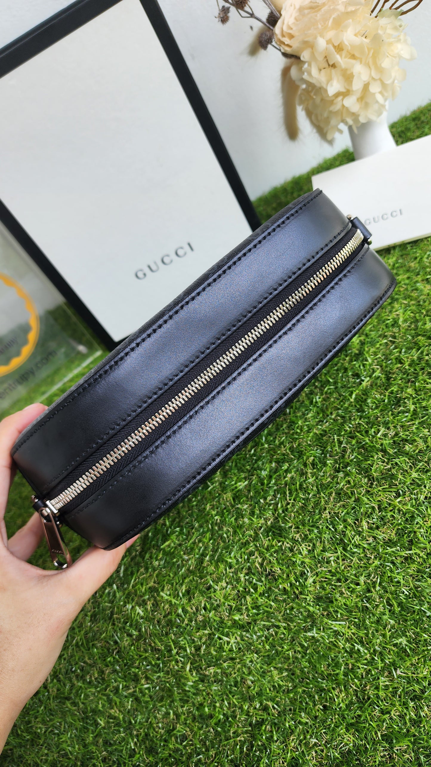 GUCCI SUPREME GG BLACK CAMERA BAG
