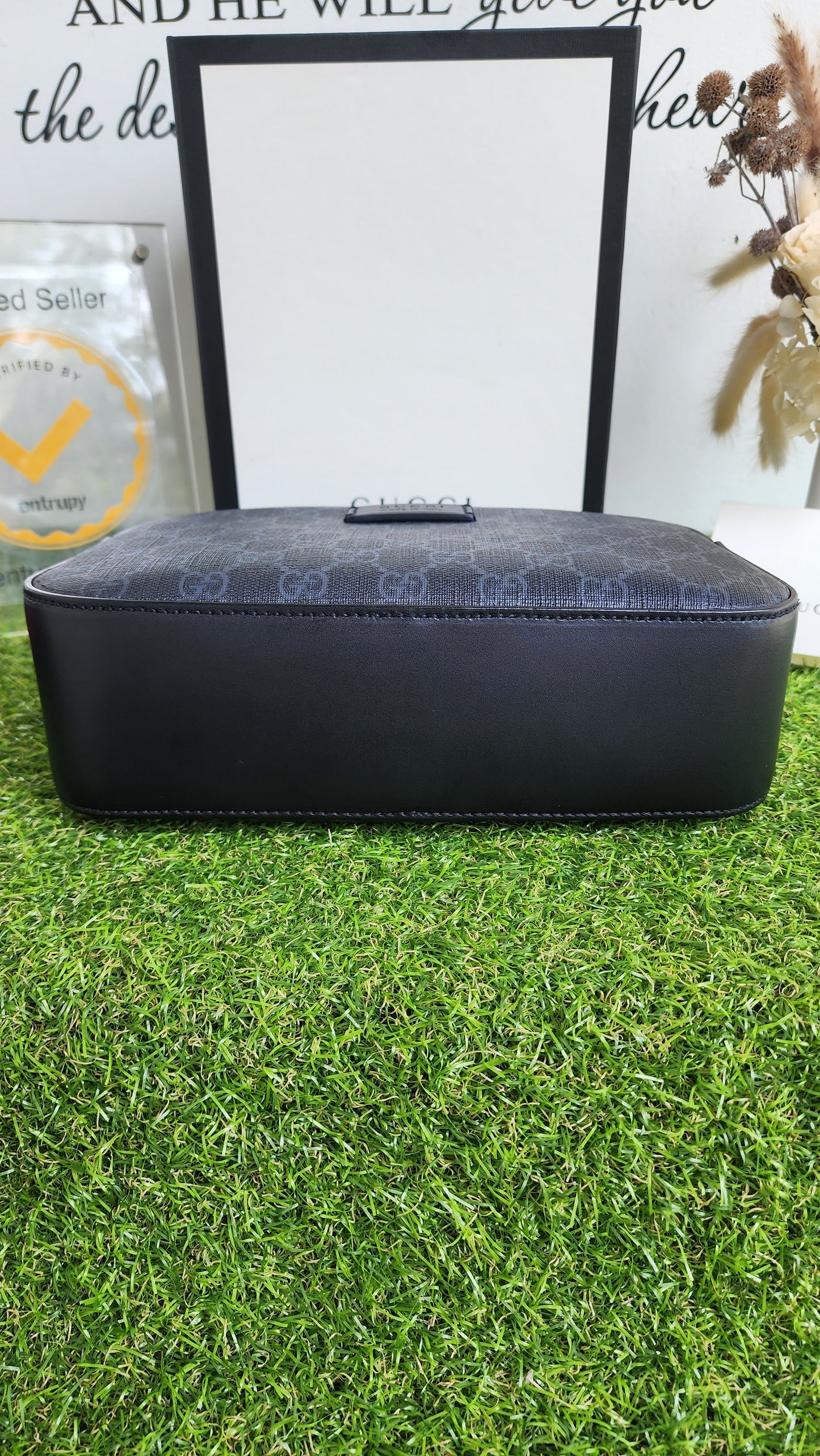 GUCCI SUPREME GG BLACK CAMERA BAG