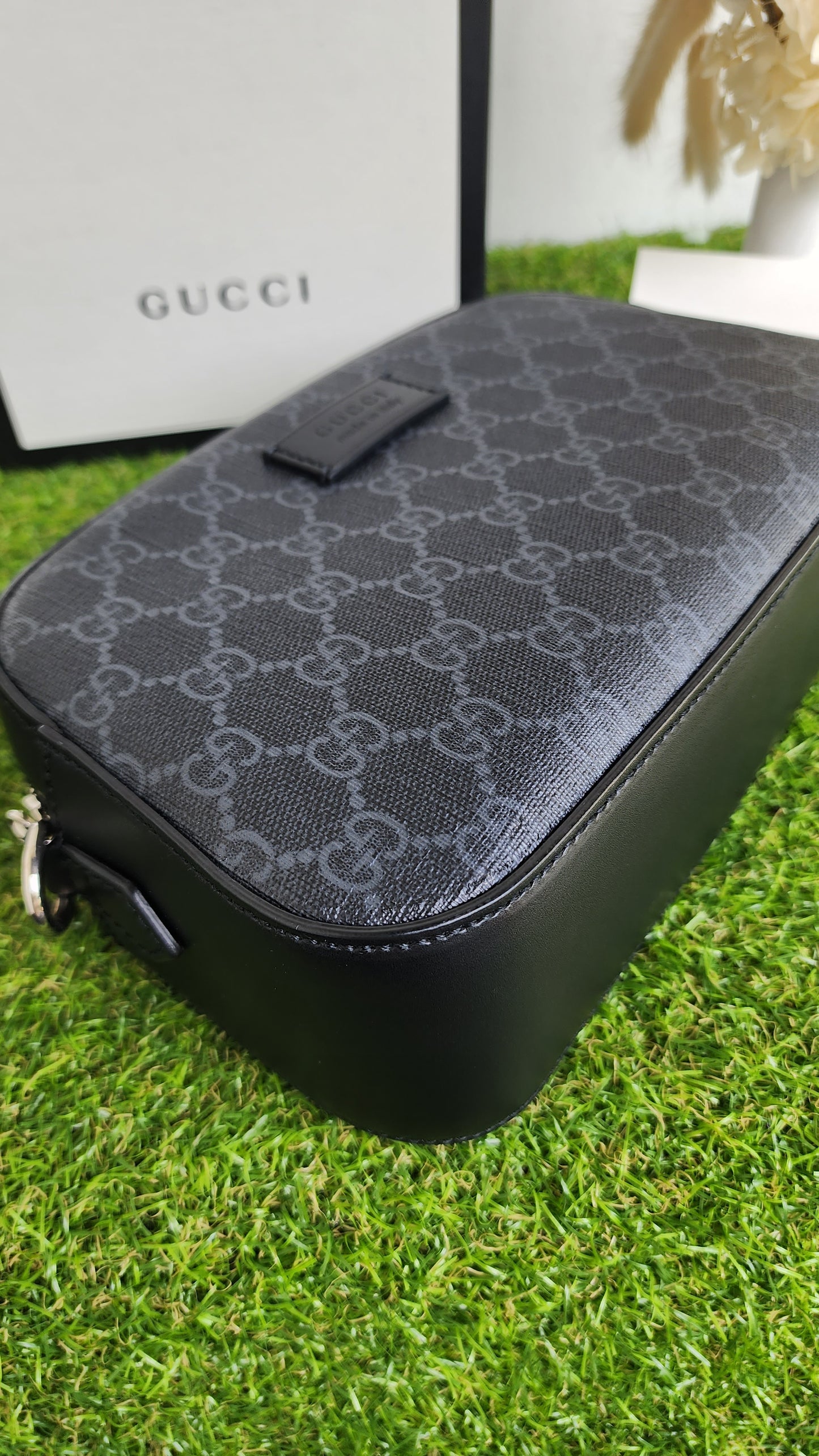 GUCCI SUPREME GG BLACK CAMERA BAG