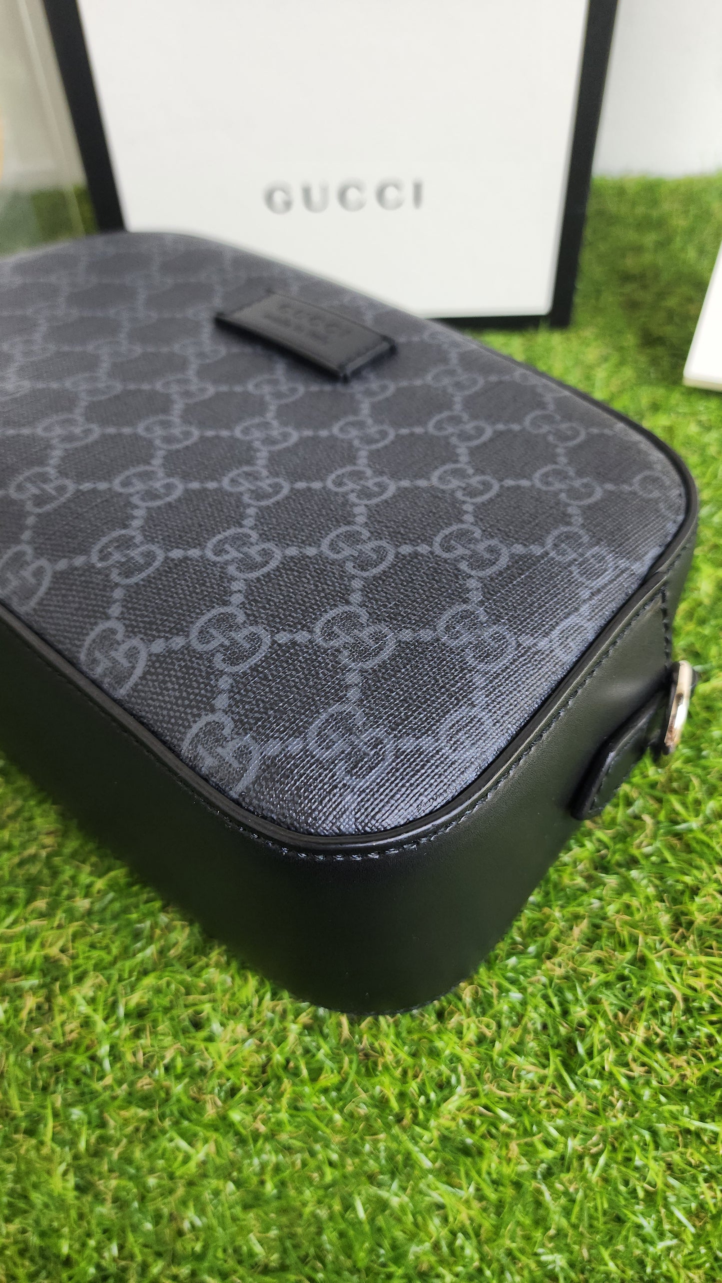 GUCCI SUPREME GG BLACK CAMERA BAG