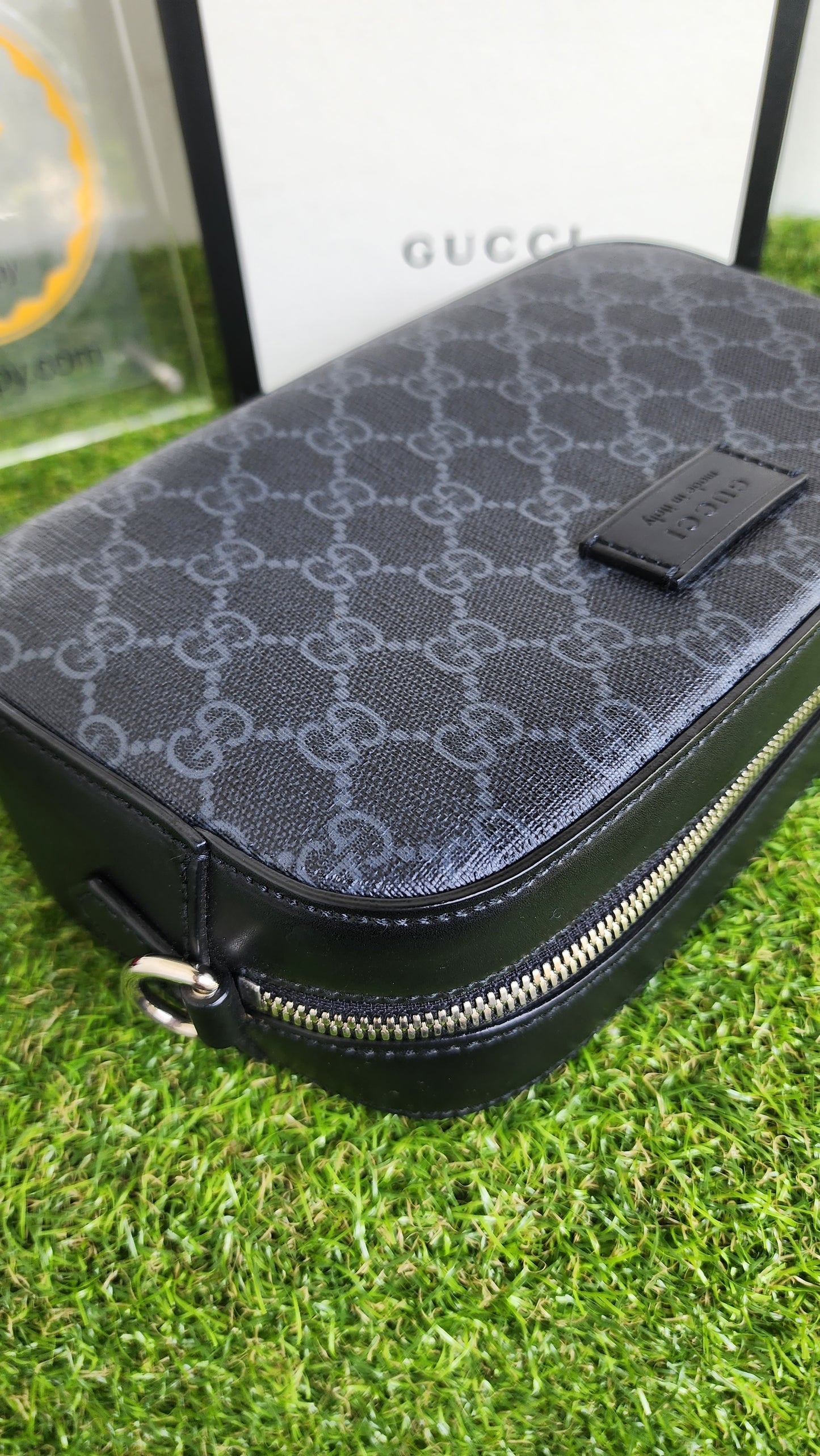 GUCCI SUPREME GG BLACK CAMERA BAG