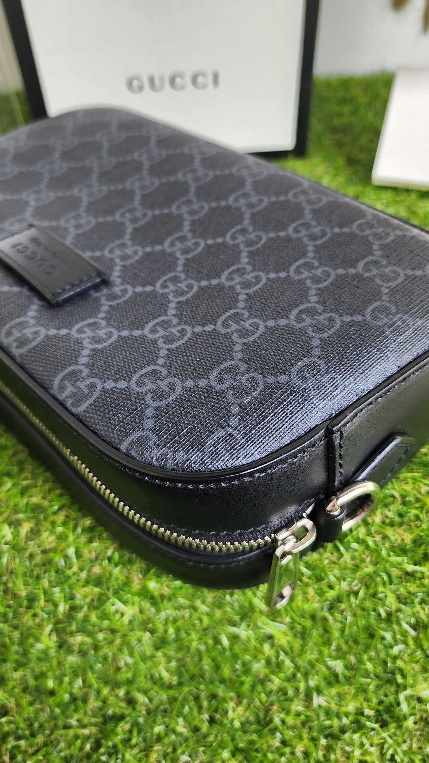 GUCCI SUPREME GG BLACK CAMERA BAG