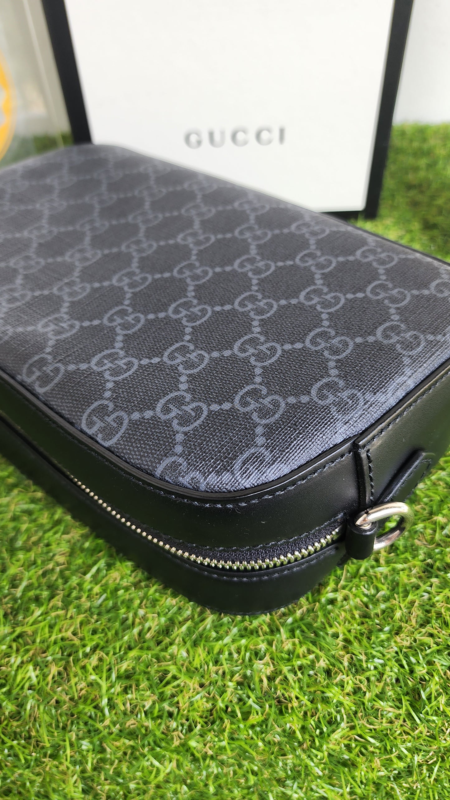 GUCCI SUPREME GG BLACK CAMERA BAG