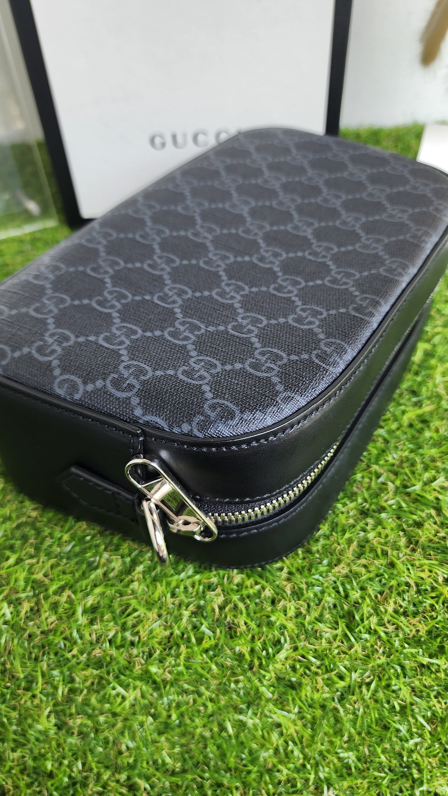 GUCCI SUPREME GG BLACK CAMERA BAG