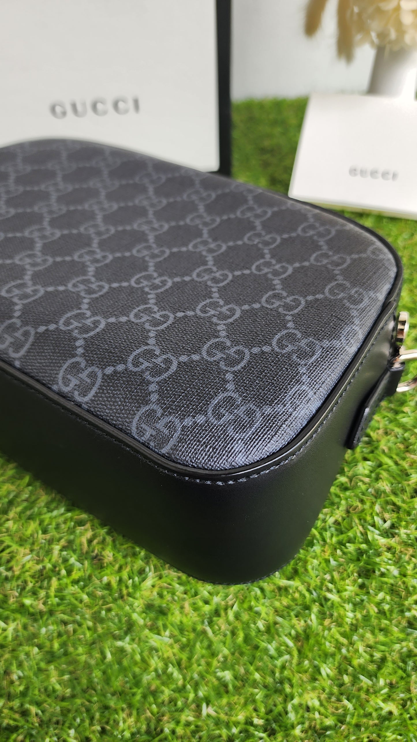 GUCCI SUPREME GG BLACK CAMERA BAG