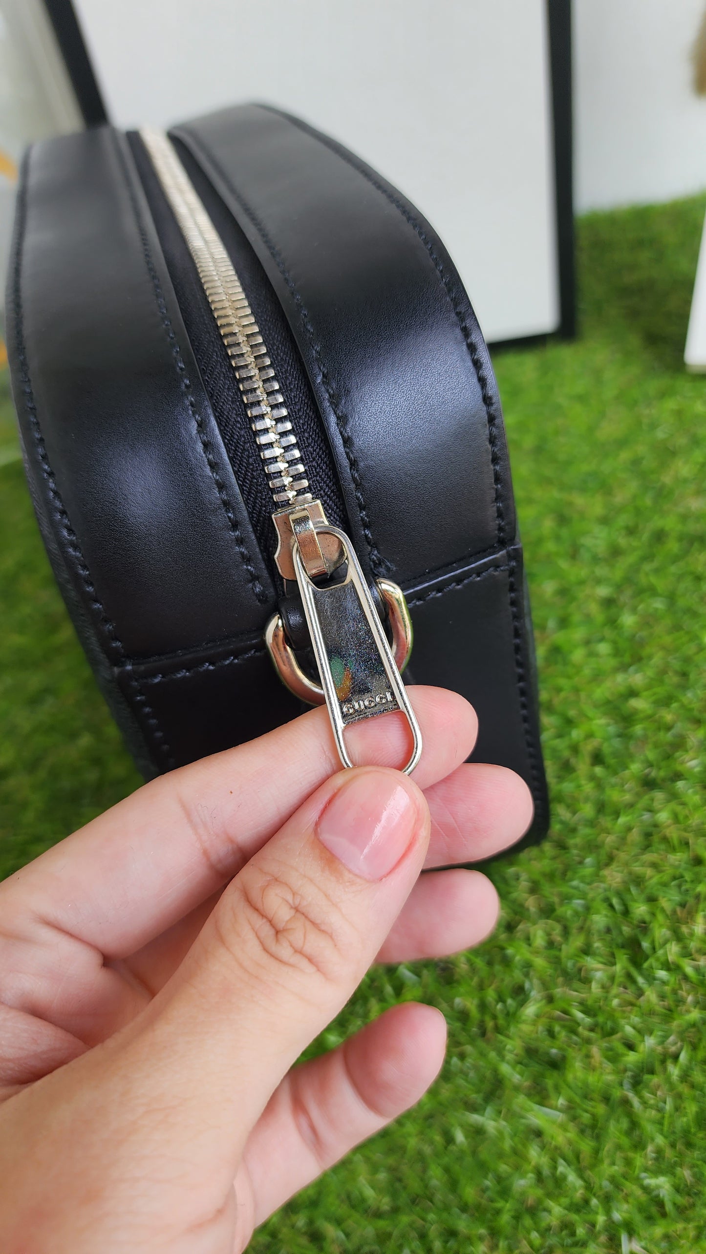GUCCI SUPREME GG BLACK CAMERA BAG