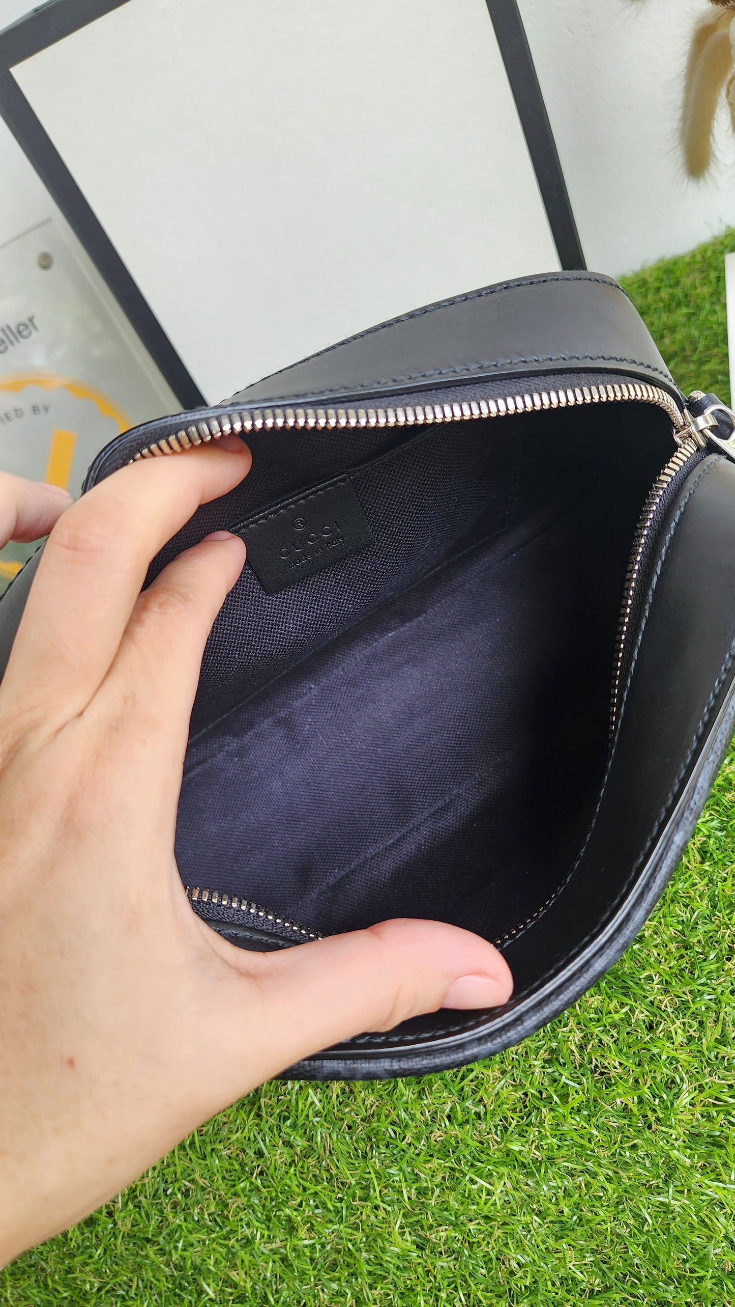 GUCCI SUPREME GG BLACK CAMERA BAG
