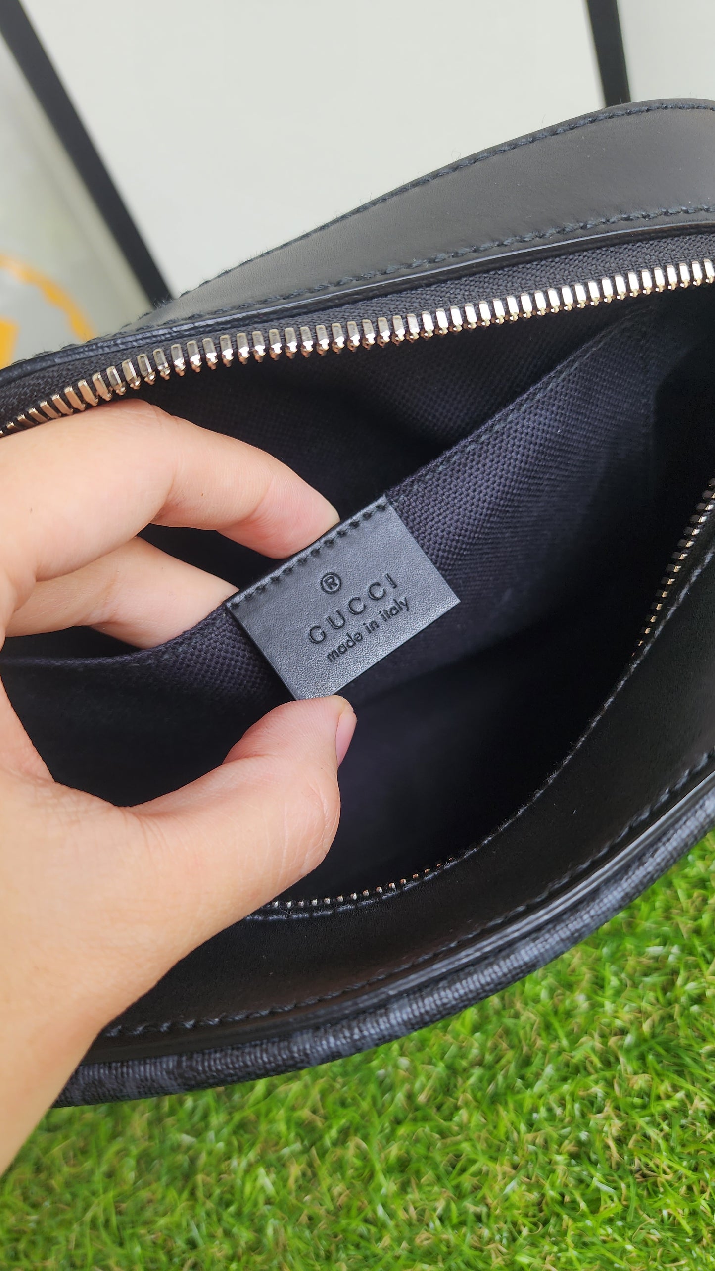 GUCCI SUPREME GG BLACK CAMERA BAG