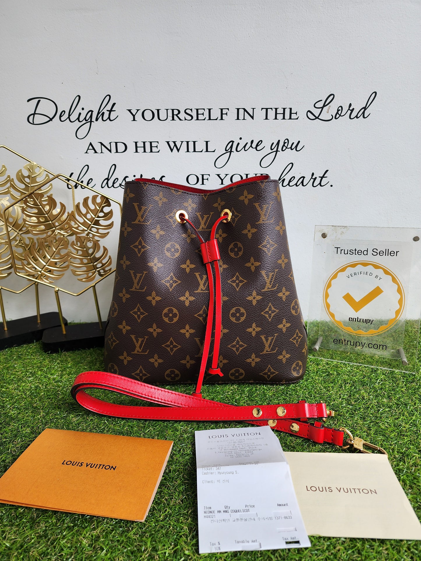 LOUIS VUITTON NEONOE MONOGRAM