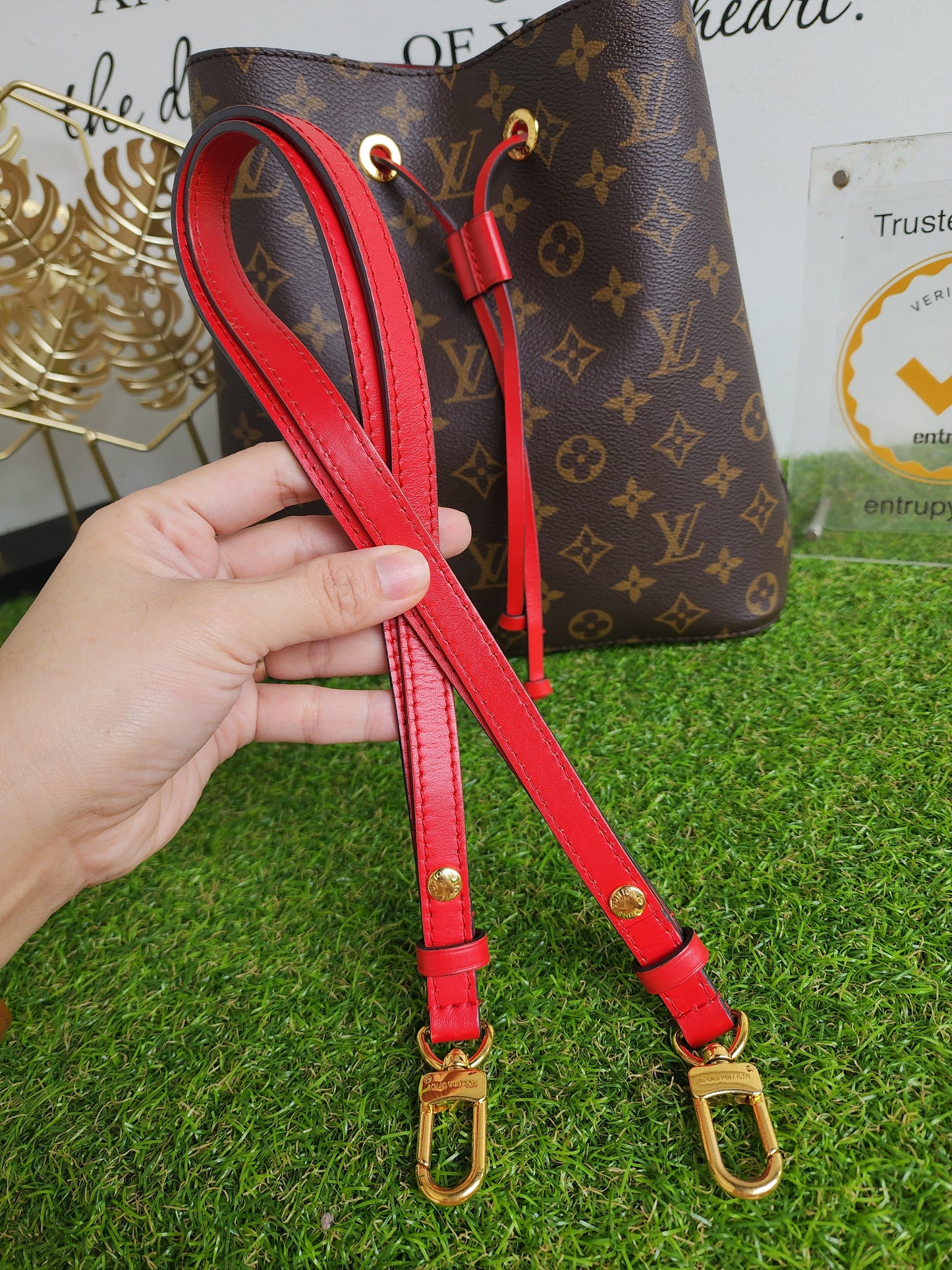 LOUIS VUITTON NEONOE MONOGRAM