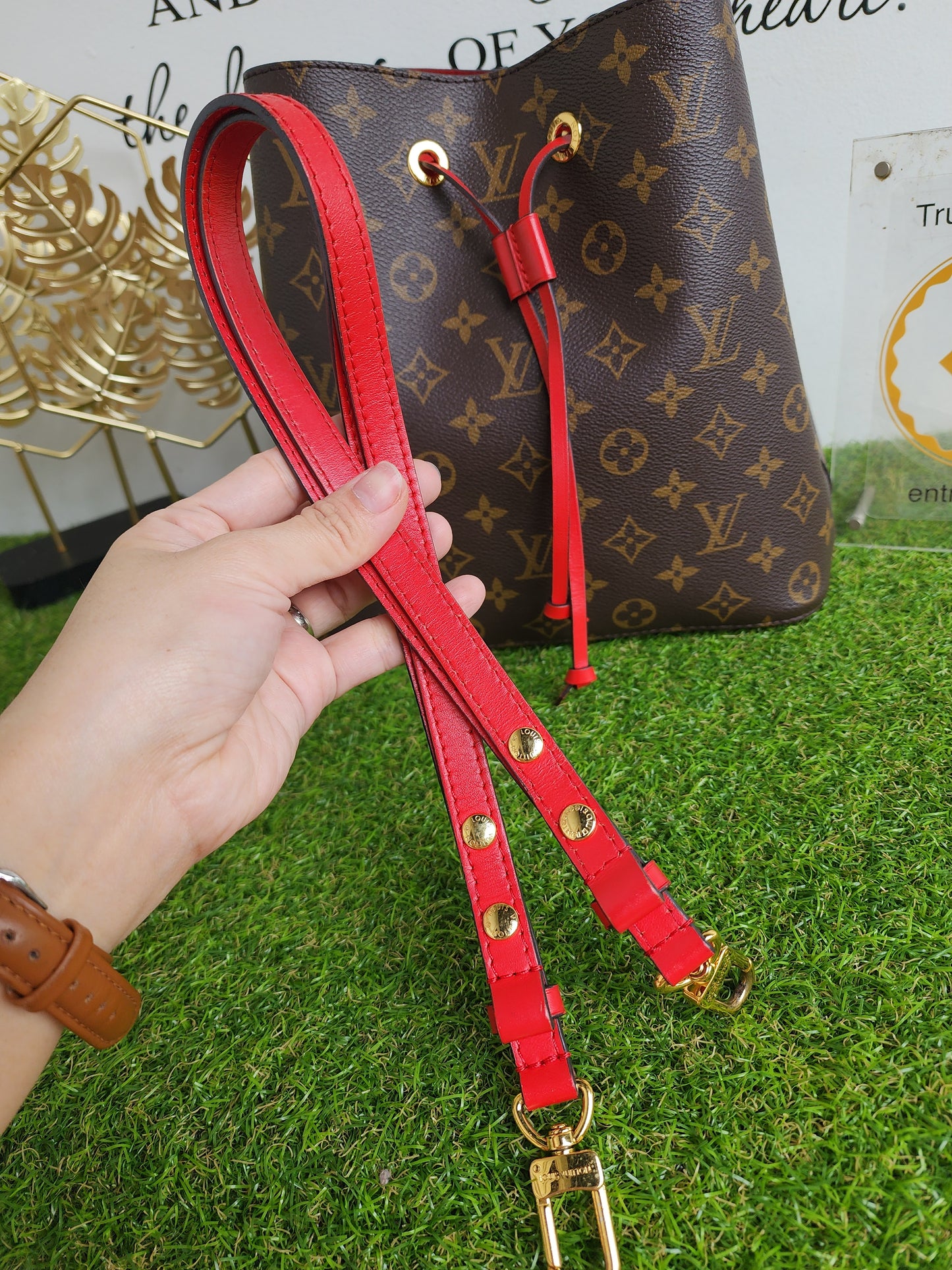 LOUIS VUITTON NEONOE MONOGRAM