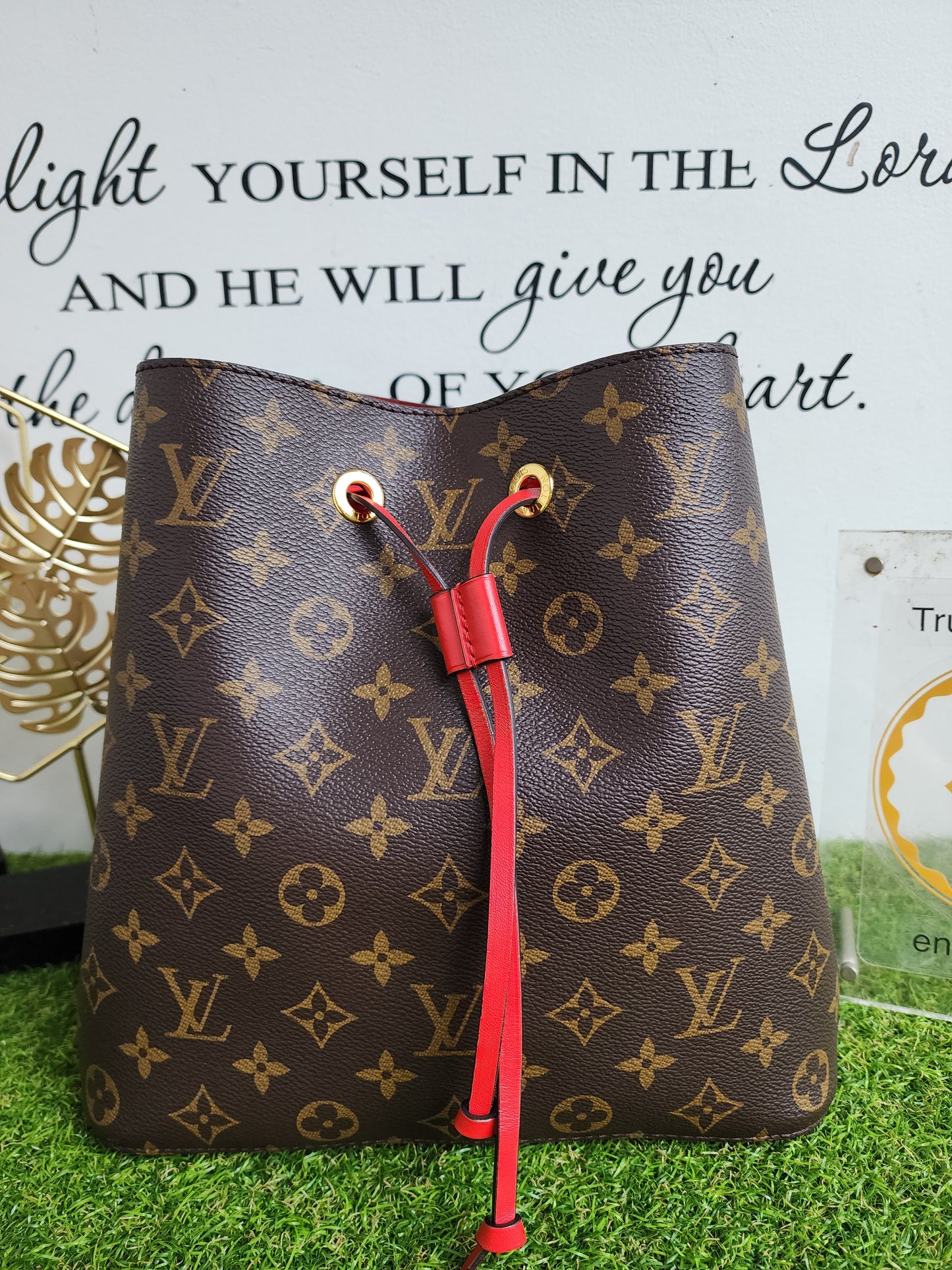 LOUIS VUITTON NEONOE MONOGRAM