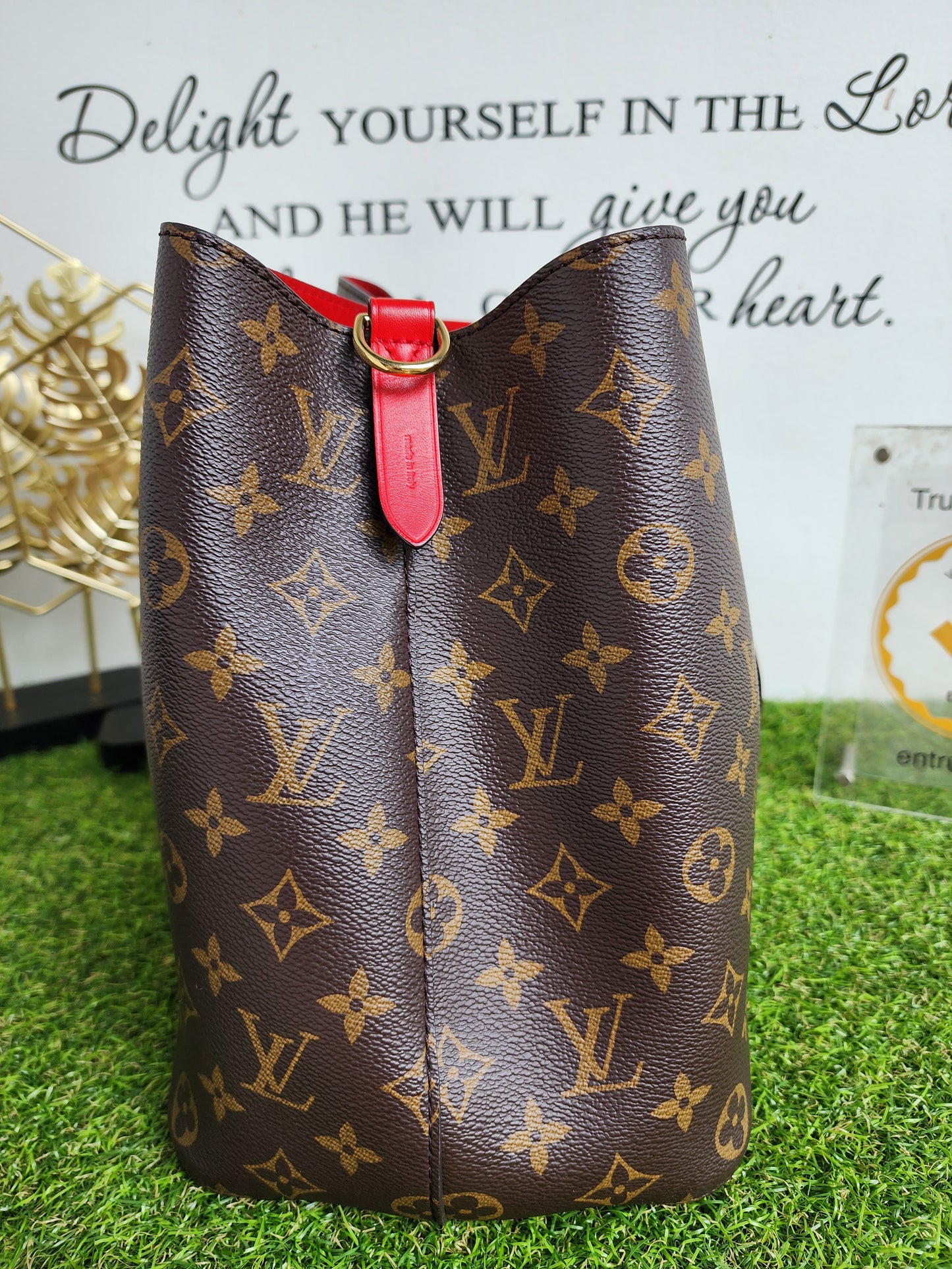 LOUIS VUITTON NEONOE MONOGRAM