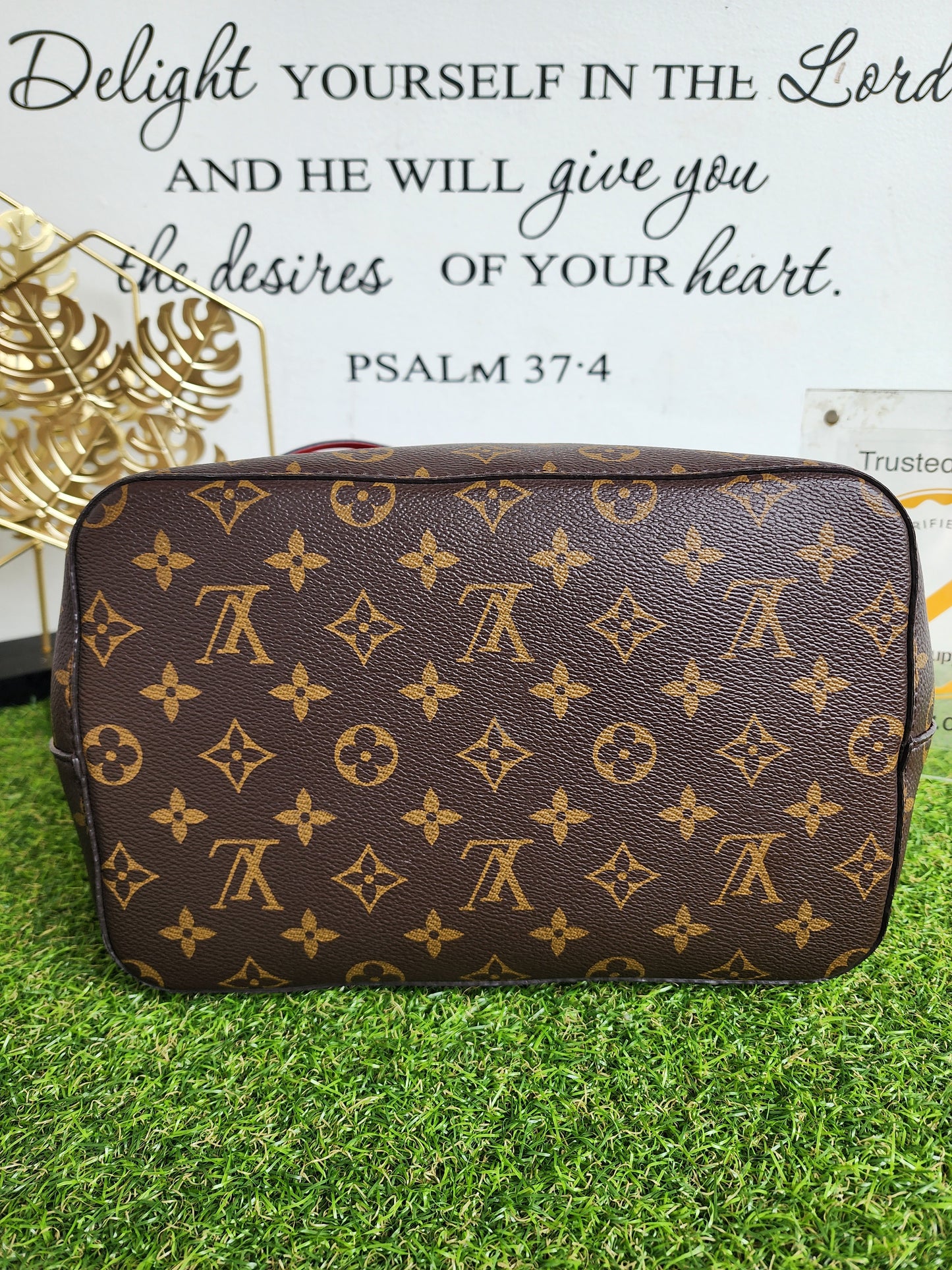 LOUIS VUITTON NEONOE MONOGRAM