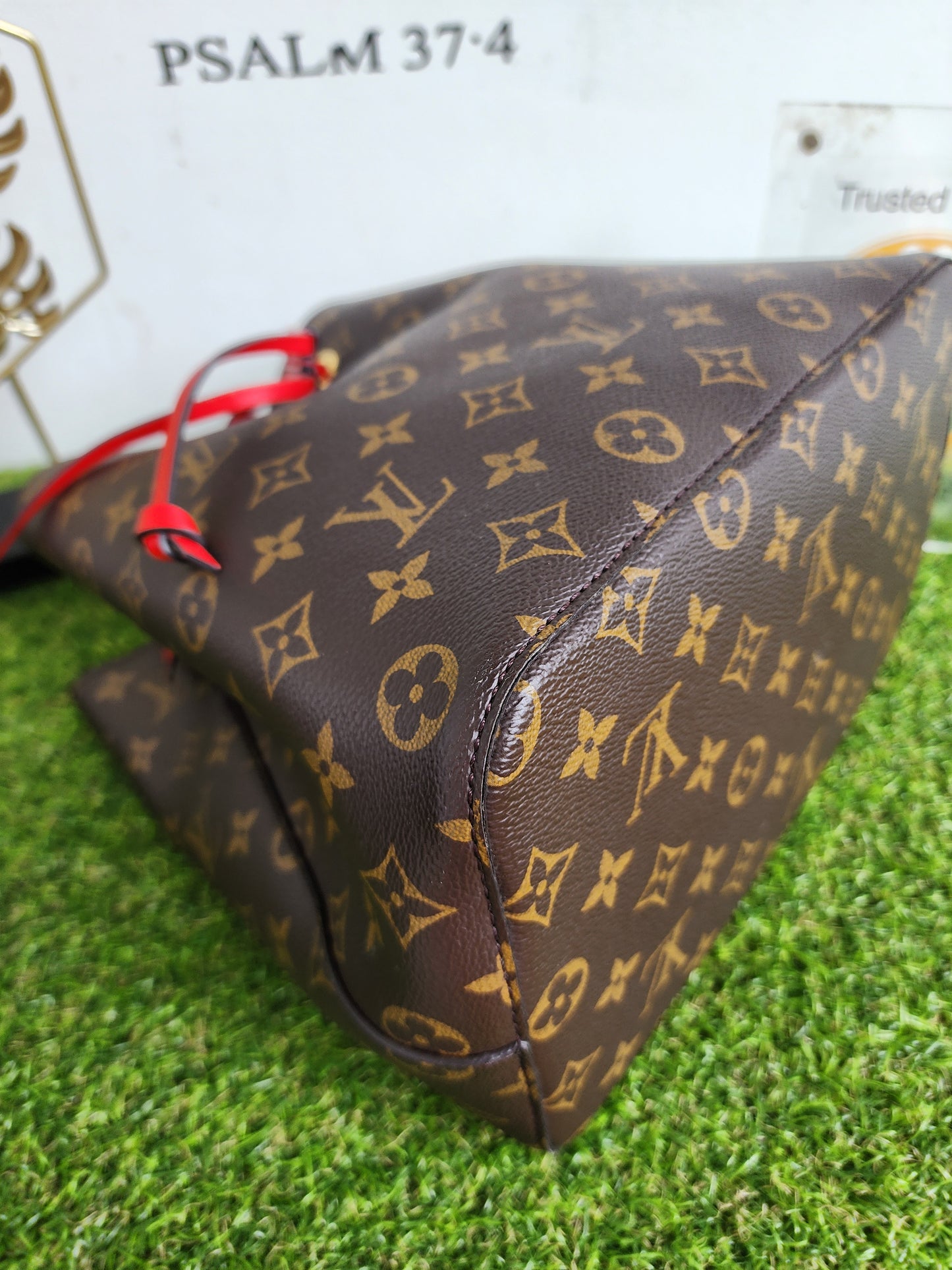 LOUIS VUITTON NEONOE MONOGRAM