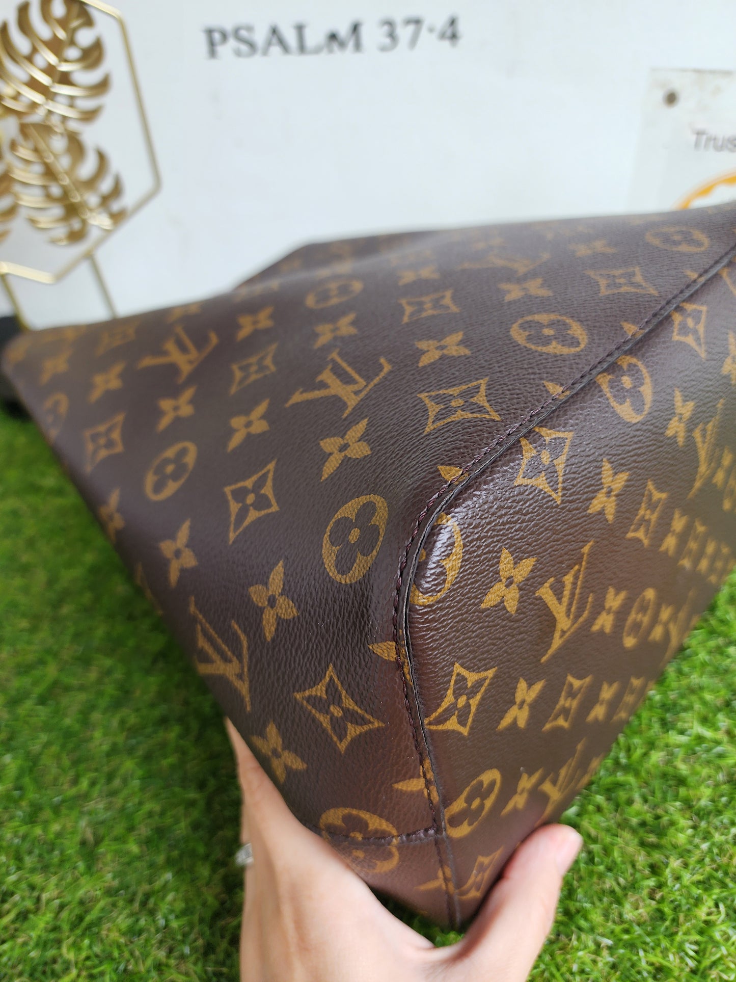 LOUIS VUITTON NEONOE MONOGRAM