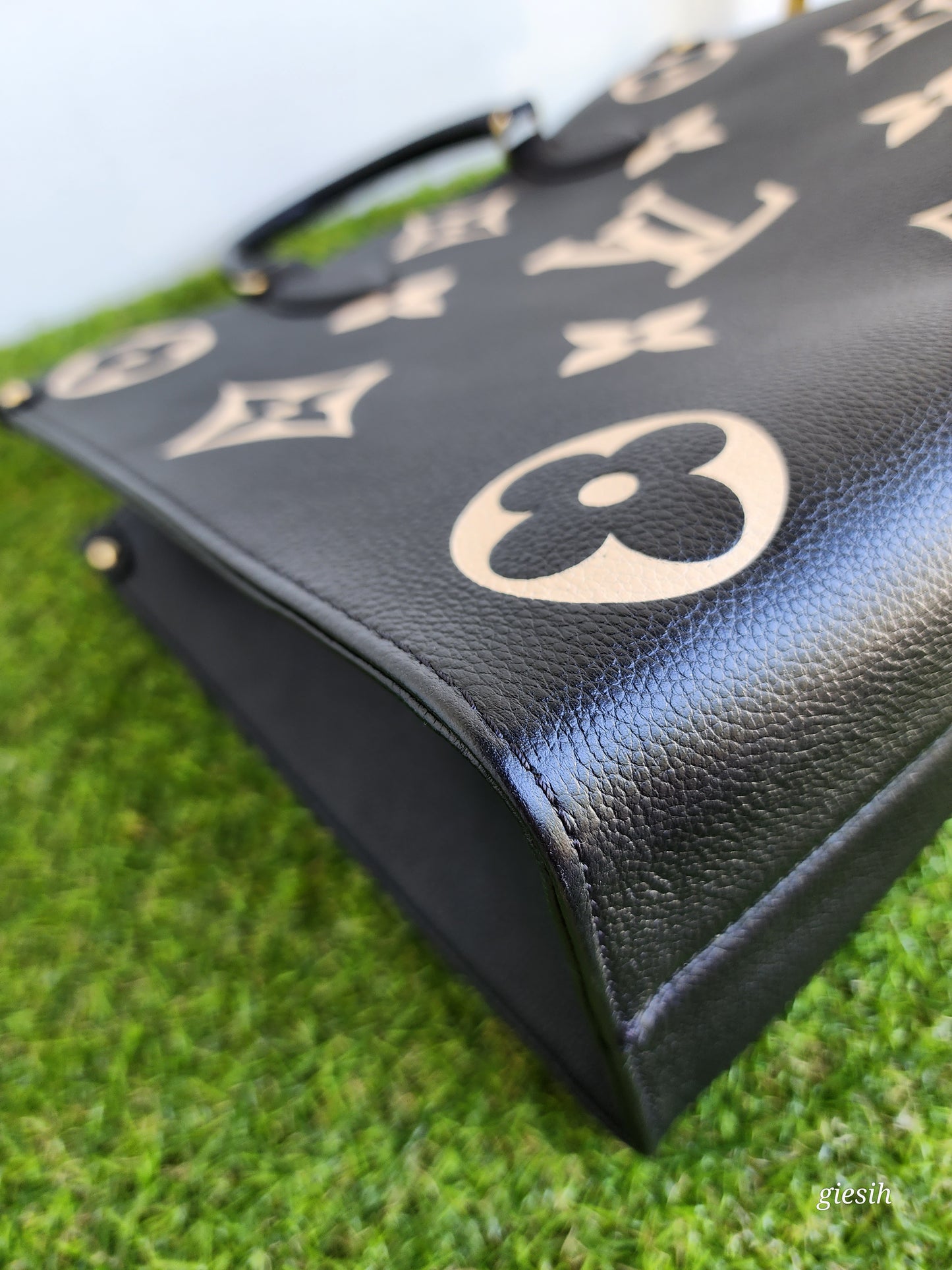 Louis Vuitton OTG MM empreiente Bi color