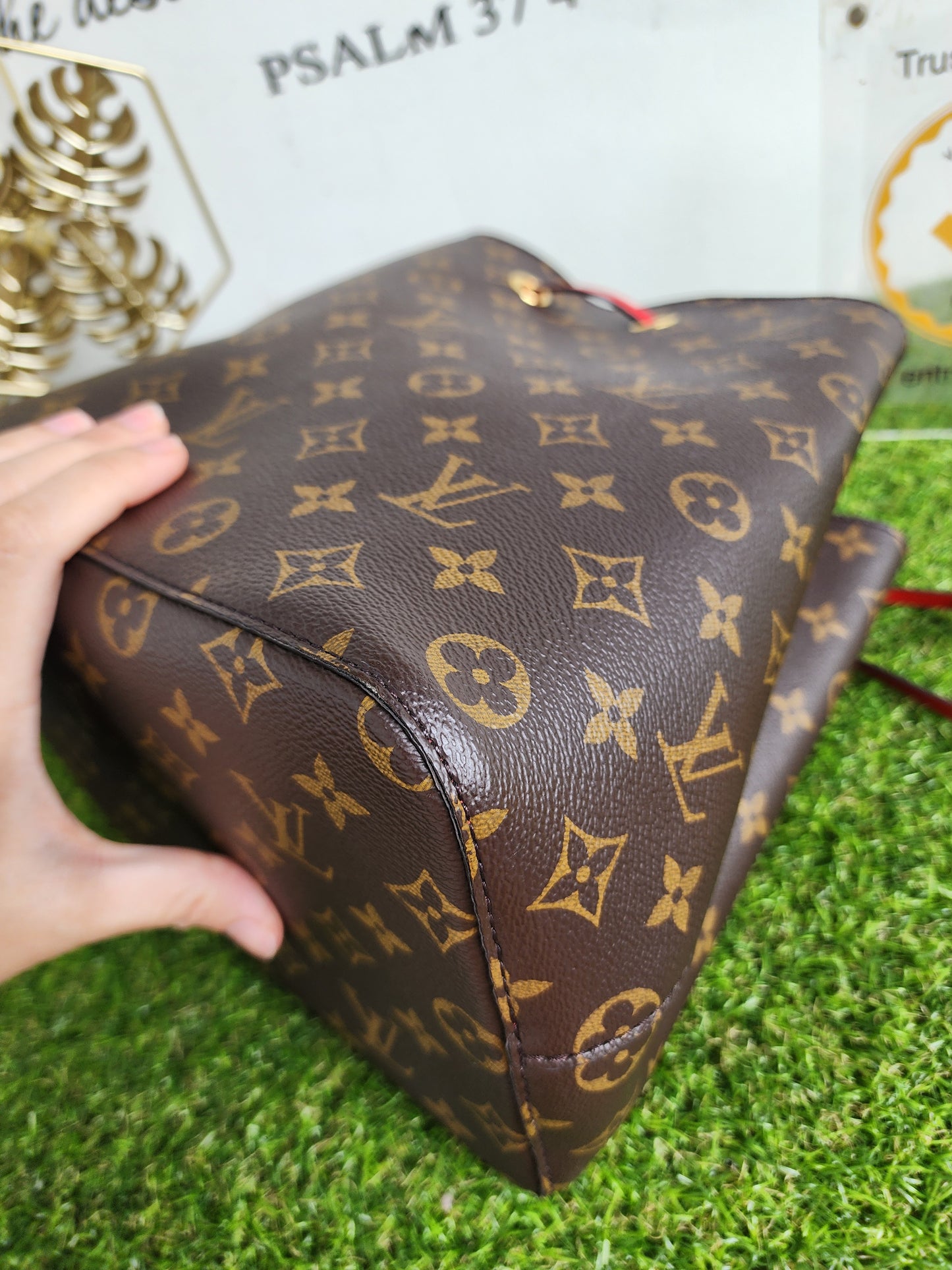 LOUIS VUITTON NEONOE MONOGRAM