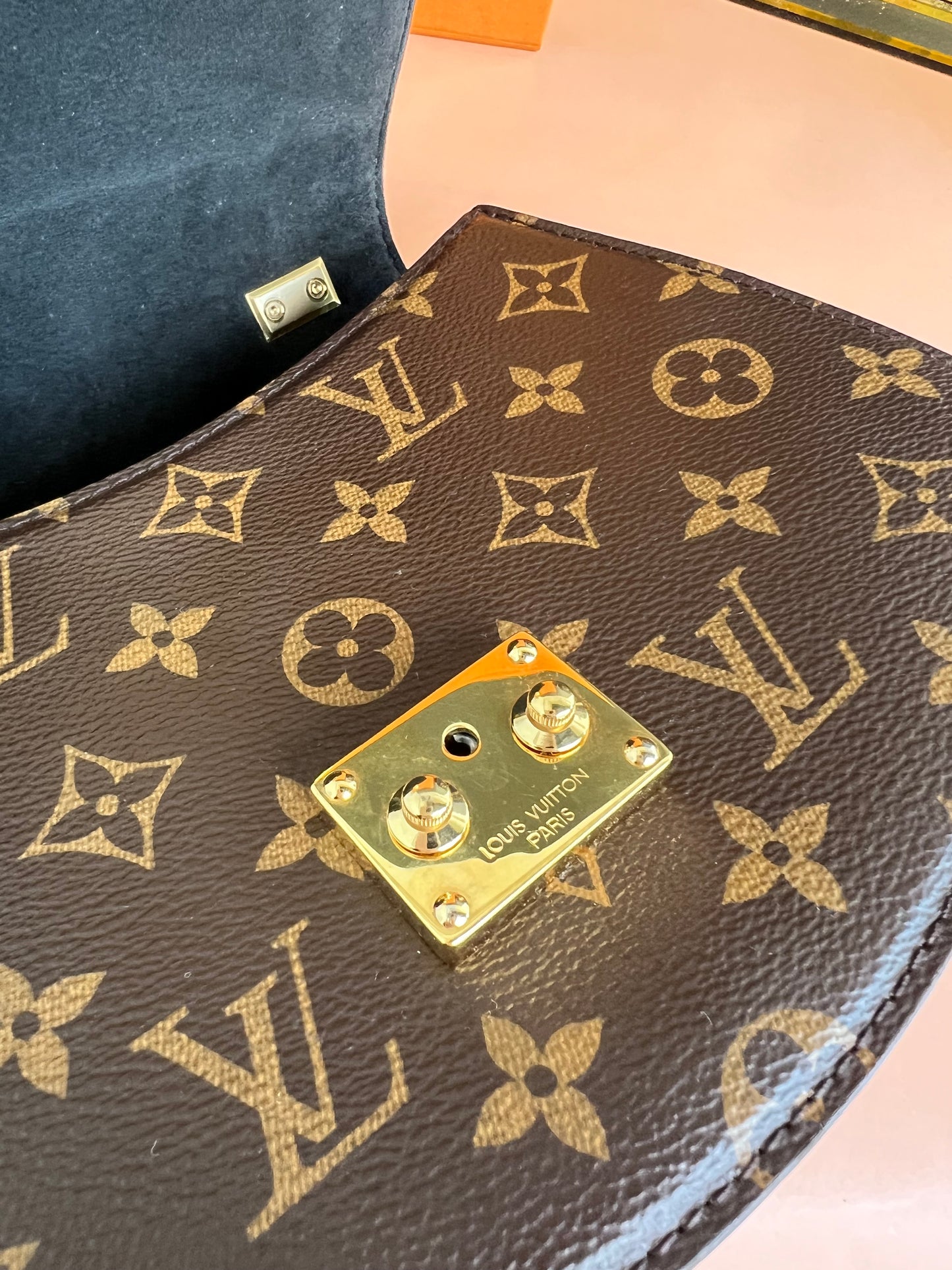 LOUIS VUITTON TILSITT REVERSE MONOGRAM