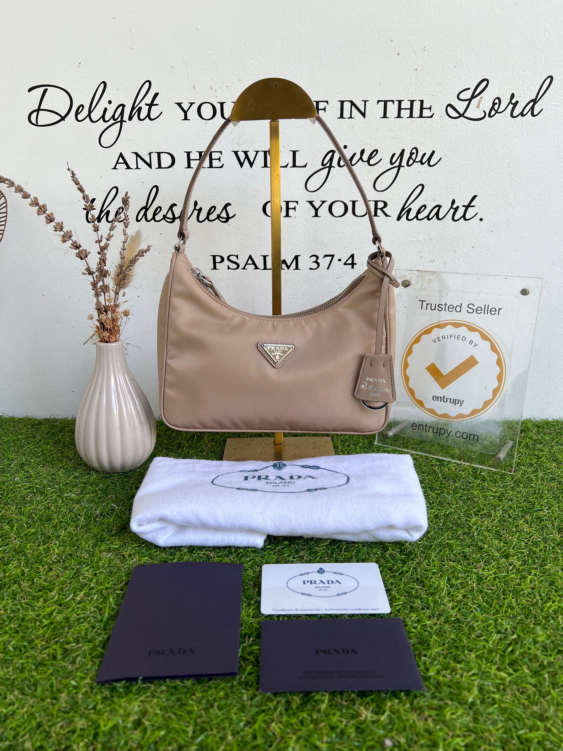 Prada Reedition Beige Prada Beige Re-Edition 2000 Shoulder Bag