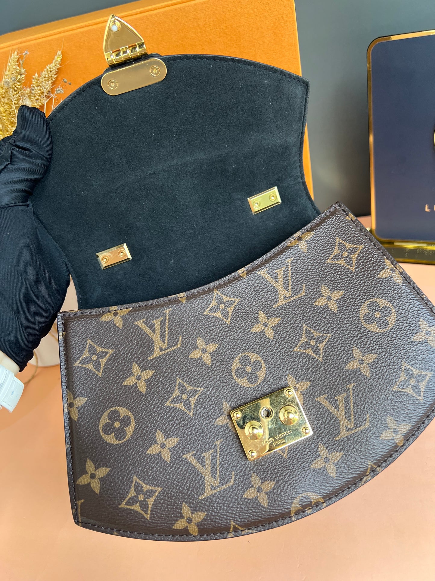 LOUIS VUITTON TILSITT REVERSE MONOGRAM