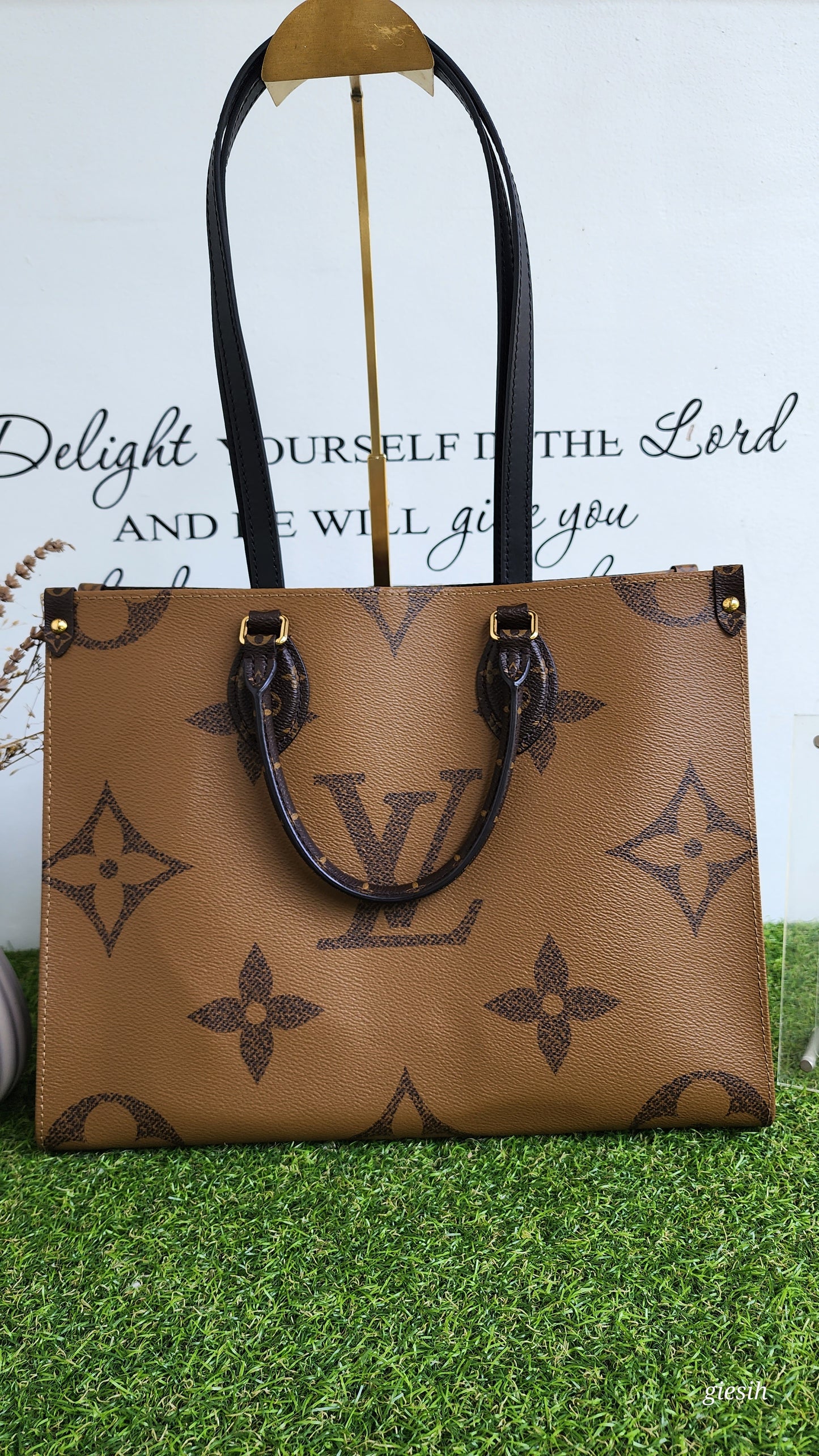 Louis Vuitton OTG MM Reverse Monogram